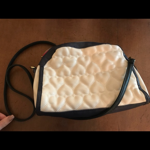 EUC Betsey Johnson med crossbody bag. - Picture 4 of 5